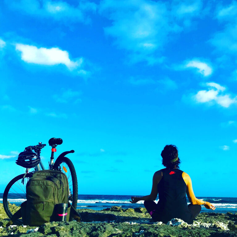 Anne mediterer med hav sykkel scaled